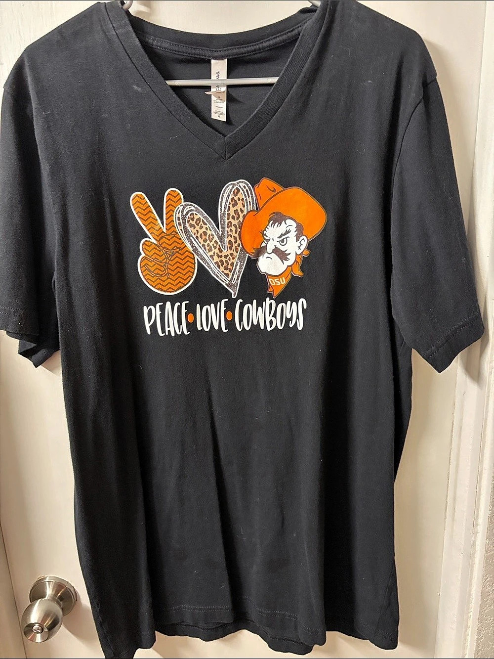 Colosseum OSU Peace Love Cowboys graphic tee Graphic V-Neck Tee Size XL